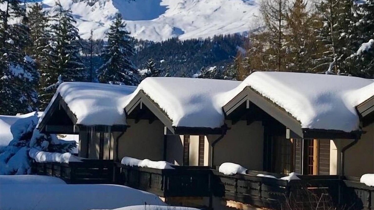Lens Ski Chalet | Lovely chalet in winter and summer paradise. Sleeps 10 5 bedrooms 3 bathrooms