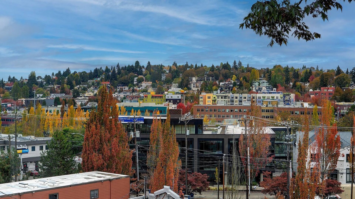 North Queen Anne Apartment | Lovely condo overlooking the Fremont Bridge