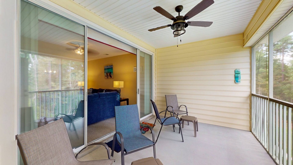 Red Hill Condo | Lovely condo with screened-in porch, WiFi, W/D, shared pool & hot tub