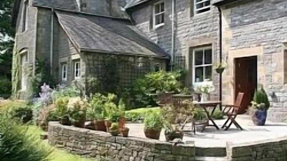Newton Grange Cottage | Lovely converted barn in secluded gardens in Dovedale Peak District Derbyshire