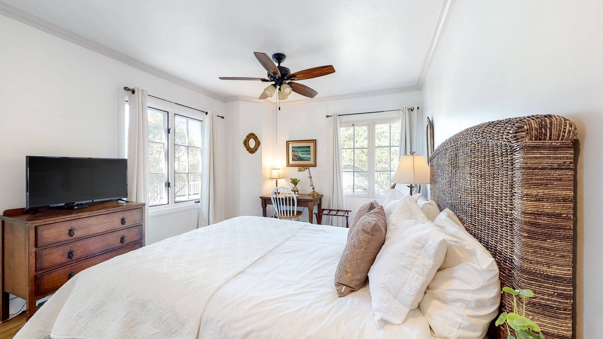 East Beach House | Lovely corner unit studio with patio & grill - 1 block to famed East Beach