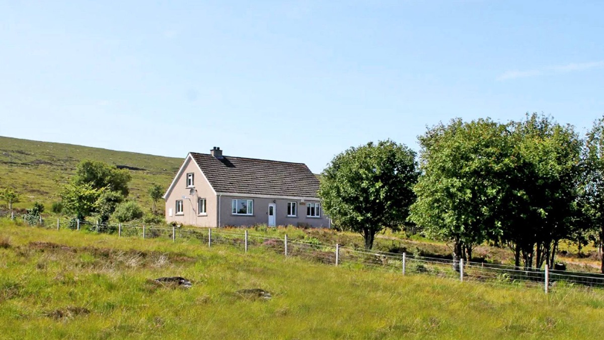 Drumchork House | Lovely cosy cottage with stunning loch and mountain views in scenic countryside