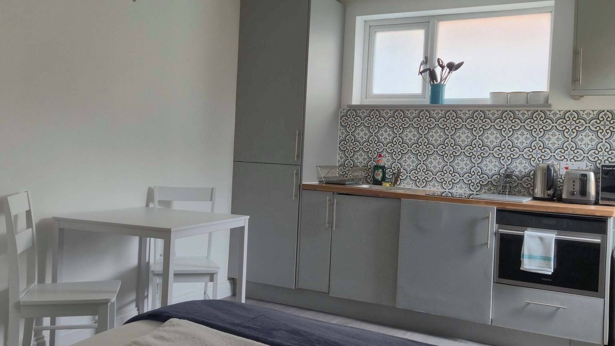 Woodford Halse Apartment | Lovely Cosy Studio with Garden and Parking