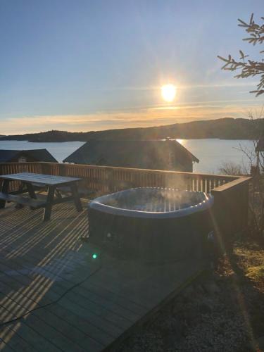 Steinsland House | lovely cottage by the sea with hot tub and sauna