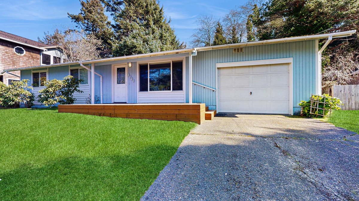 Tolovana Park House | Lovely cottage near the beach with free WiFi, cable, and outdoor deck