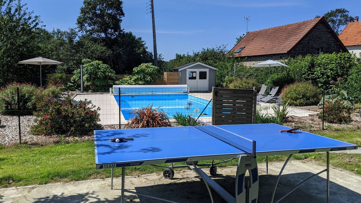 Vesly Cottage | Lovely cottage sleeps 4 with shared pool & lawn tennis court, dogs welcome