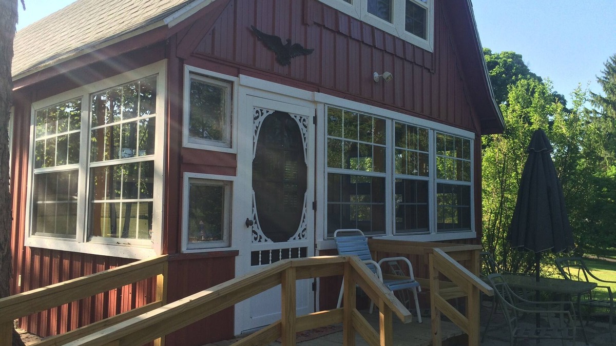 Homer Cottage | Lovely Cottage with Lakeside Patio & Dock