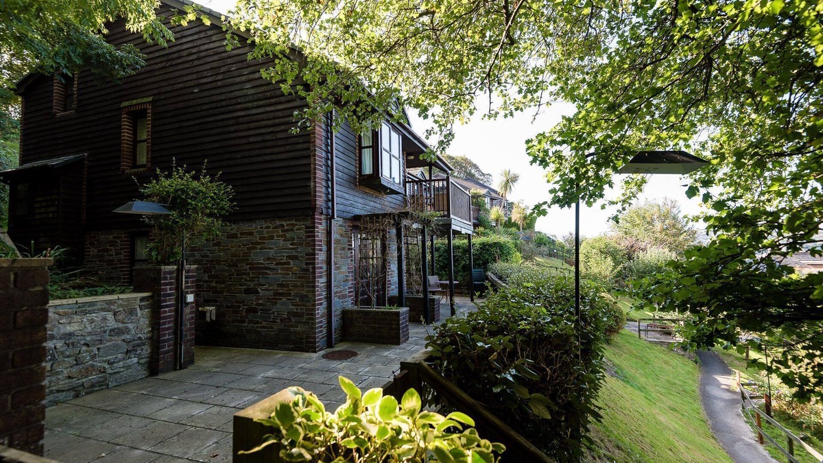 Looe House | Lovely cottage with outside space and parking with an electric vehicle car charger