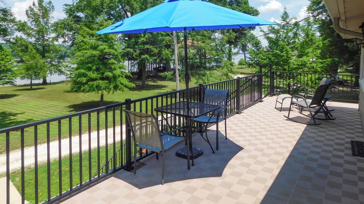 St. Charles Apartment | Lovely Couples Escape on Mississippi River!