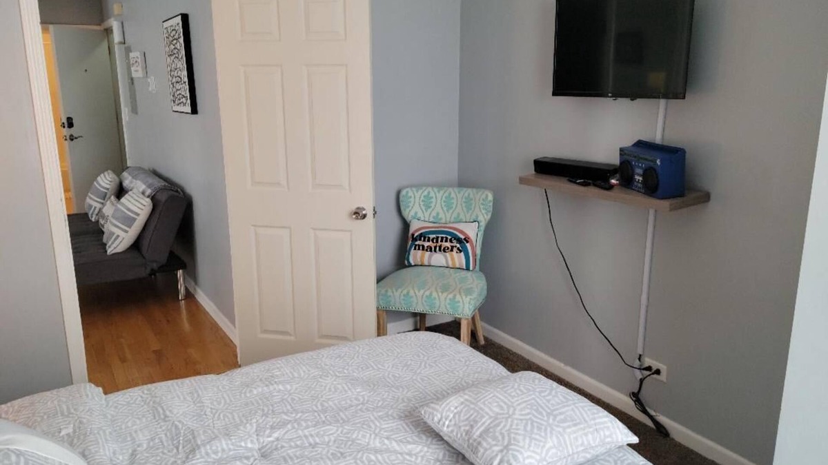 Morgan Park Apartment | Lovely cozy 2 Bedroom Private Suite In Historical Beverly Community