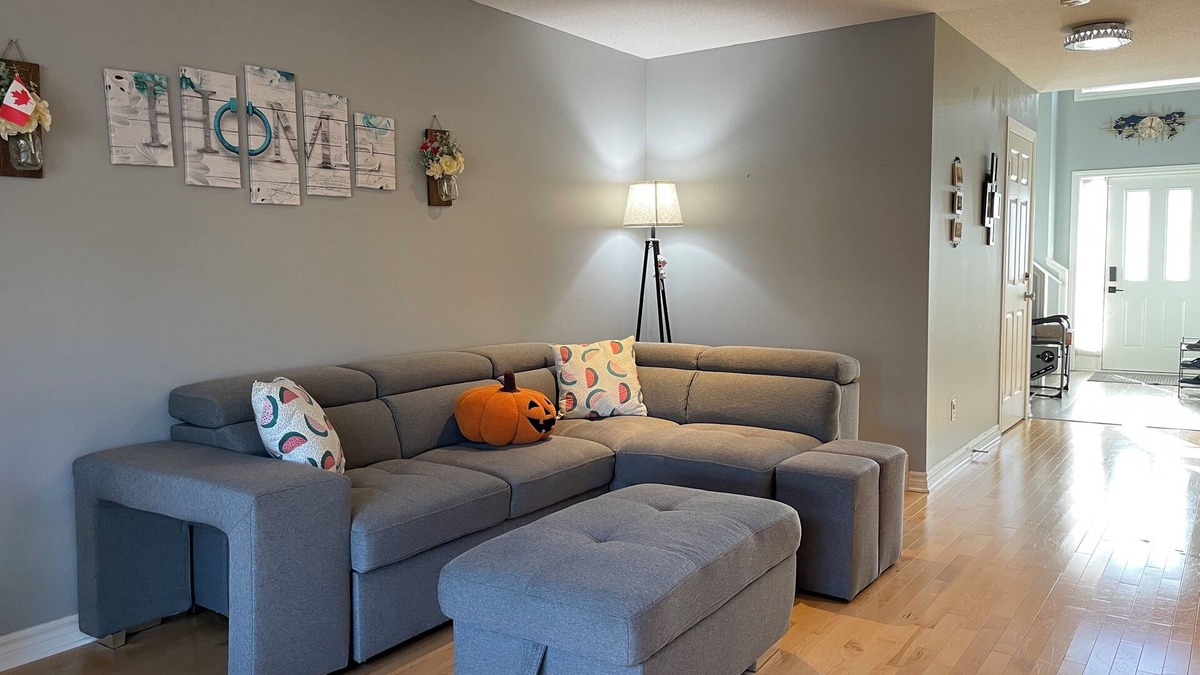 London House | Lovely & cozy 3Bdr | 7 person| 2baths | 1 free driveway parkings | street pkgs
