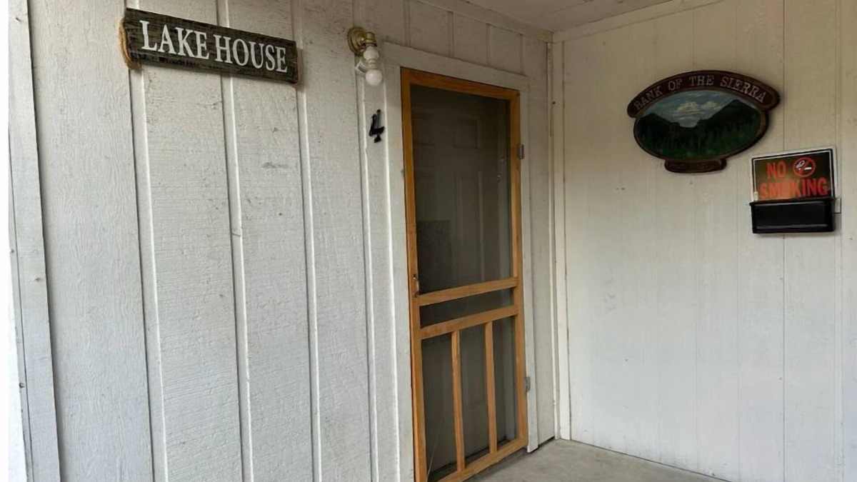 Springville House | Lovely Creek View Apartment Near GIANT SEQUOIAS