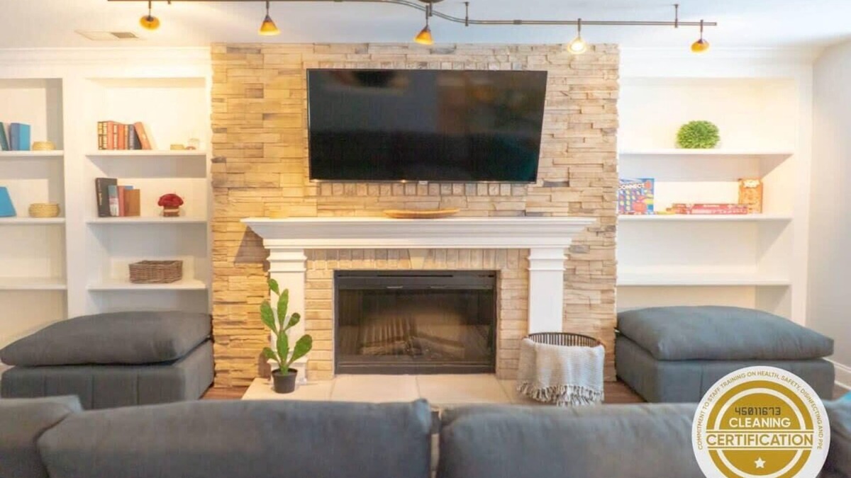 Central West End Condo | Lovely CWE 2BR | Private Parking /ABODEbucks