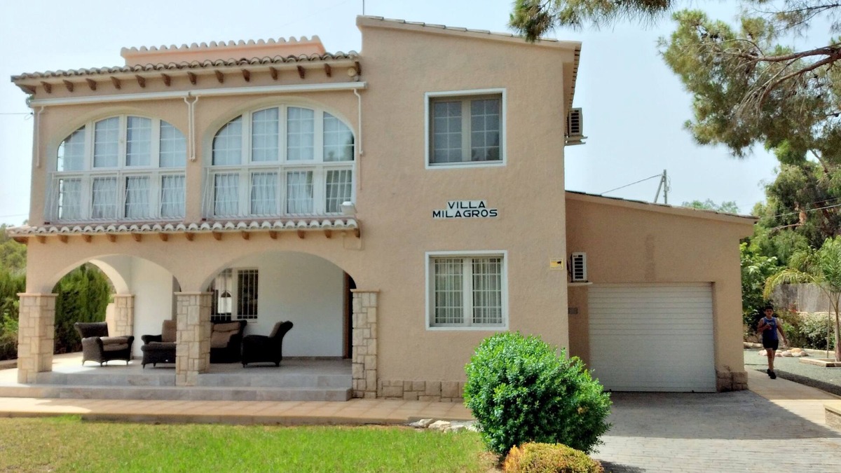 Hoya de los Patos Villa | Lovely Detached Villa In Busot, Near Alicante. Private Pool/Gardens -sleeps 8/9