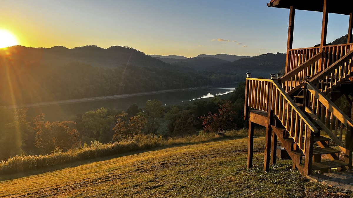 Tazewell Cabin | Lovely dog-friendly cabin overlooking the river w/kids games, Wi-Fi