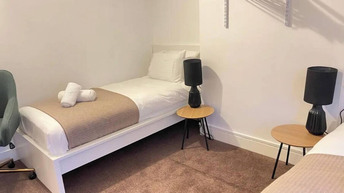 Arbury House | Lovely dog friendly home sleeps 6 with parking