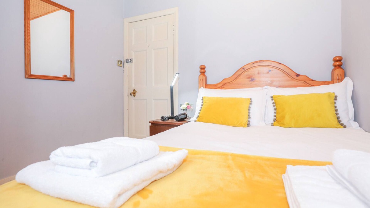 Gilmerton Bed & Breakfast | Lovely Double Room in Elegant Cottage