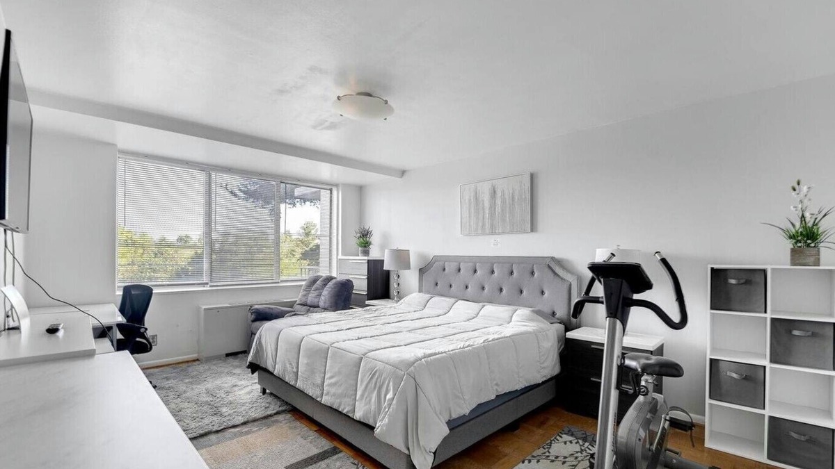 Alexandria West Condo | Lovely Duplex Apartment - Free Garage parking close to DC
