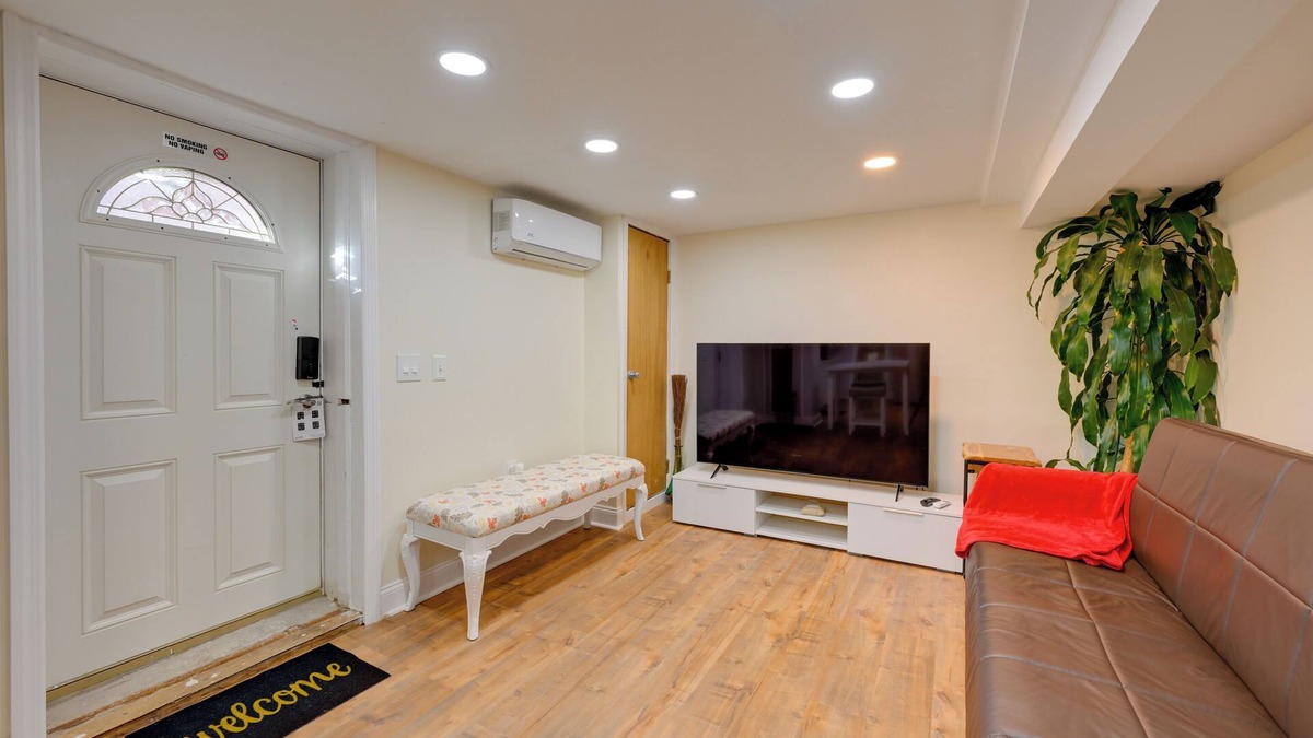 North Valley Stream Apartment | Lovely Elmont Apartment - Walk to Bus Stop!