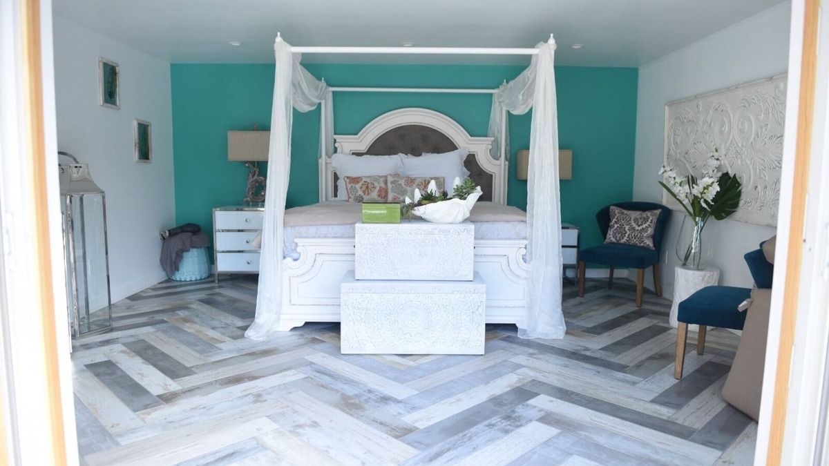 Commack House | Lovely escape, home away from home 10 mins from all beaches.