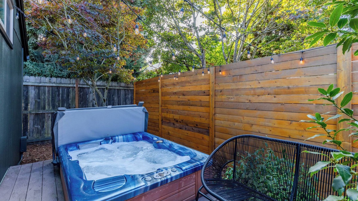 Eugene House | Lovely Eugene home near it all with hot tub!