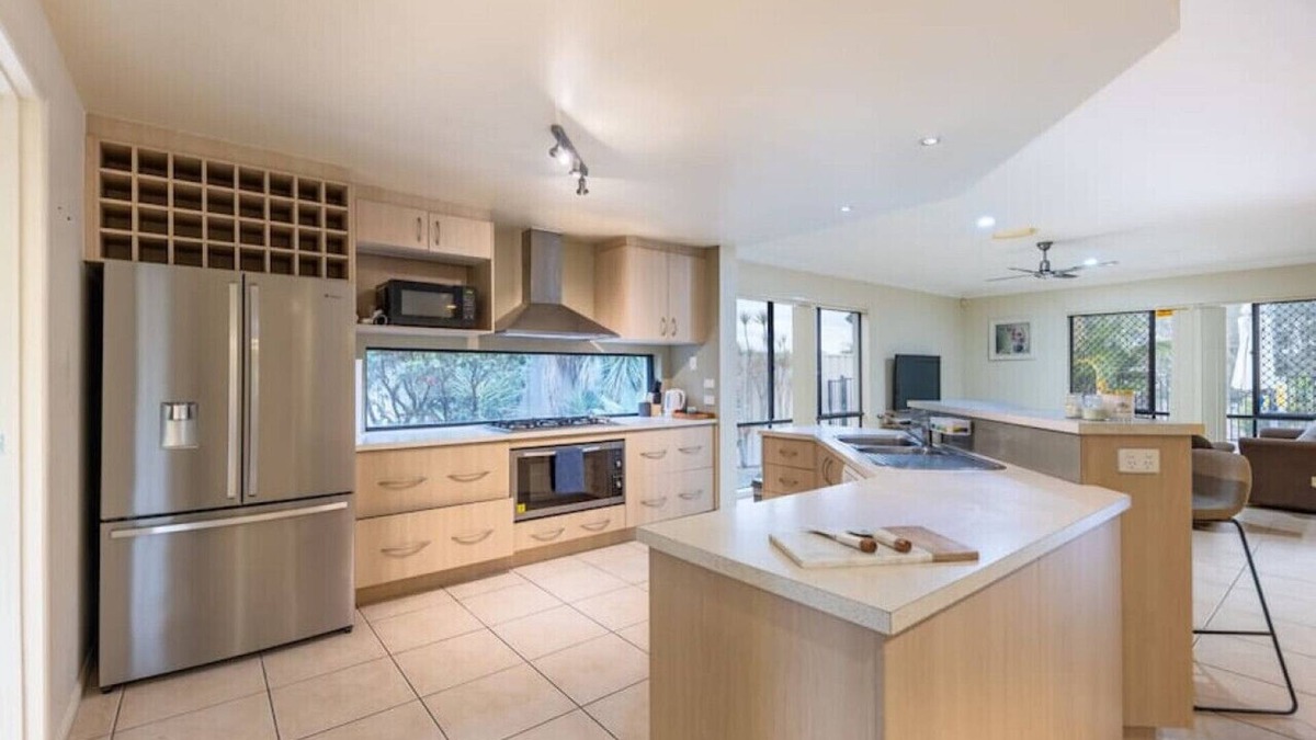 Meadowbrook House | Lovely family retreat with Pool easy connection t