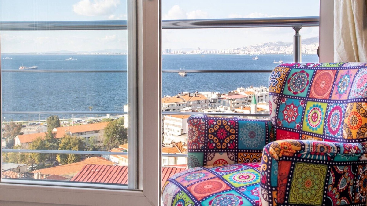 Konak Apartment | Lovely Flat in Konak with Sea View and Balcony