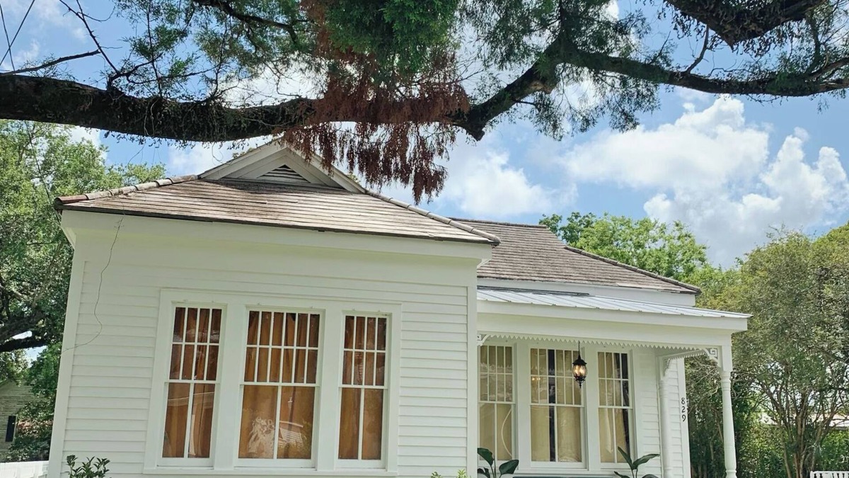 New Iberia House | Lovely Folk Victorian Cottage in Historic District