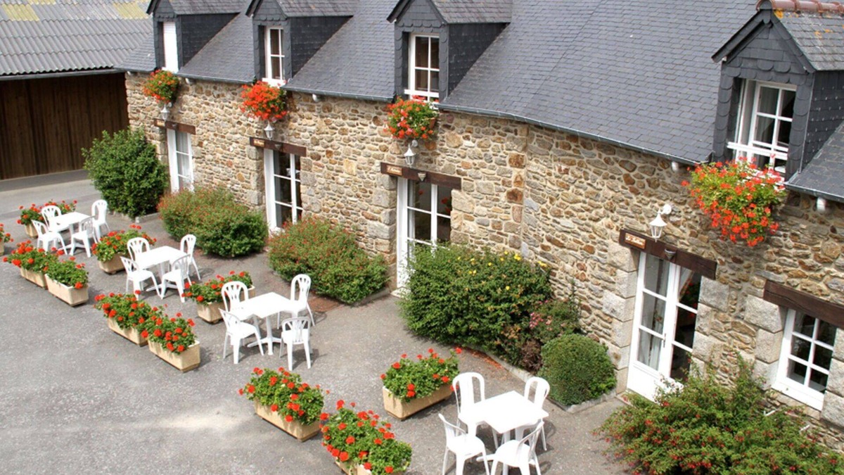 Saint-Jouan-des-Guerets Apartment | Lovely apartment for 4 people with pool, WIFI, TV, terrace and parking