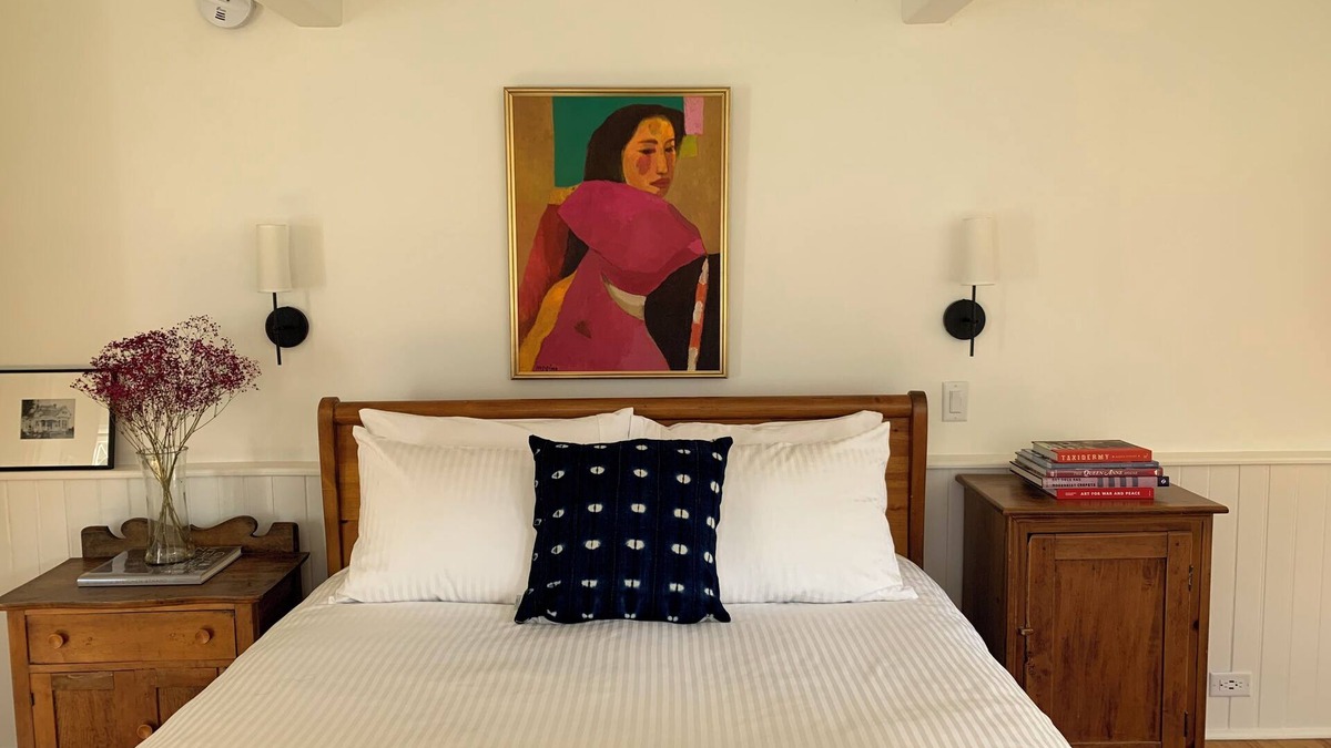 James Bay Apartment | Lovely Guest Studio at the Historic Spring Cottage