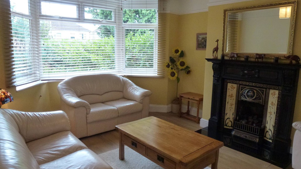 Wootton Bassett House | Lovely holiday home on the edge of The Cotswolds, sleeps 6, dogs welcome!