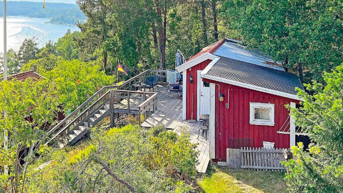 Tyreso O Ski Chalet | Lovely hillside cottage with sea views near Stockholm med internet