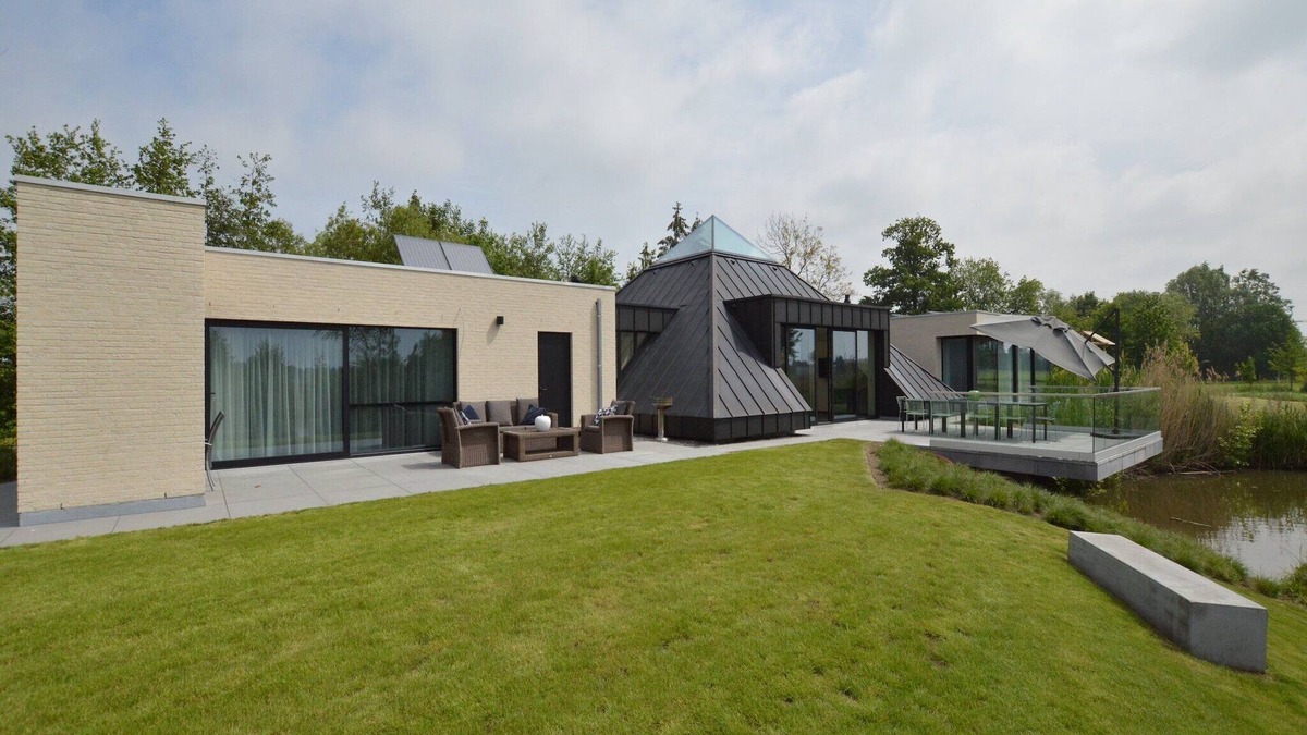 Eekhout Villa | Lovely holiday home 'Walleken' with a pond