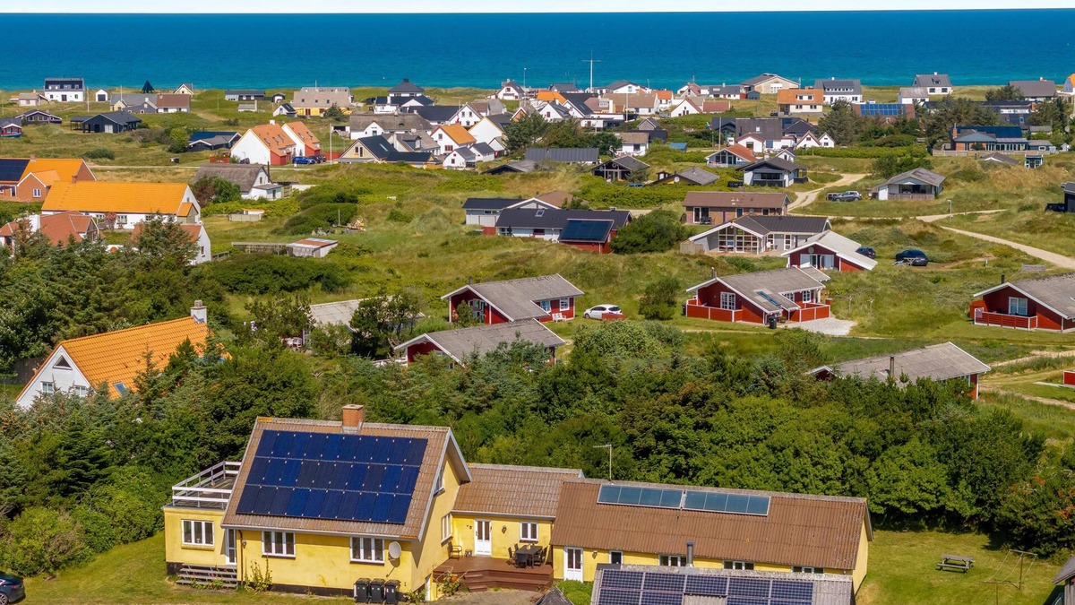 Frostrup House | Lovely holiday home with 2 bathrooms, close to the North Sea.