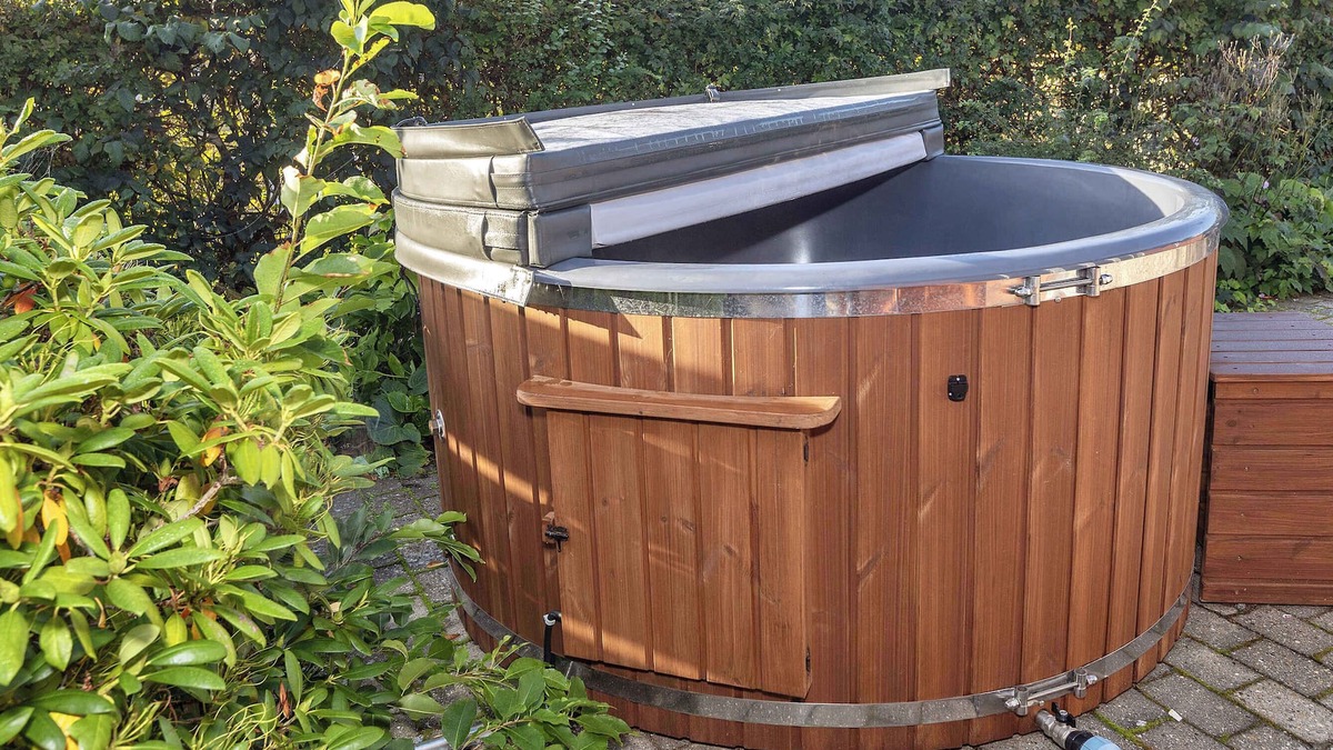Fur House | Lovely holiday home with hot tub – 150 m to water