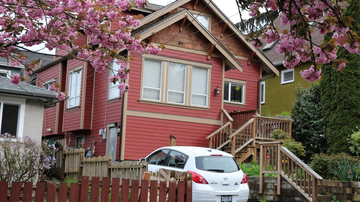 East Side House | Lovely Home, Amazing Locale - business licence # 24-156032