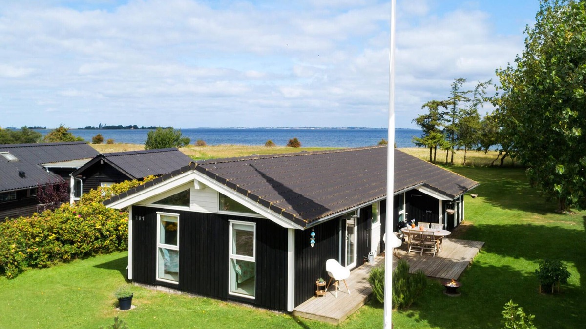 Maribo House | Lovely home in Askø with WiFi