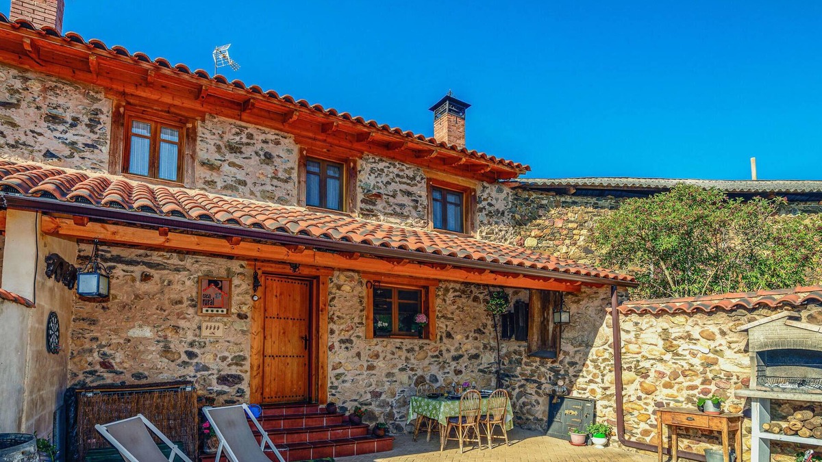 Benllera House | Lovely home in Benllera with WiFi