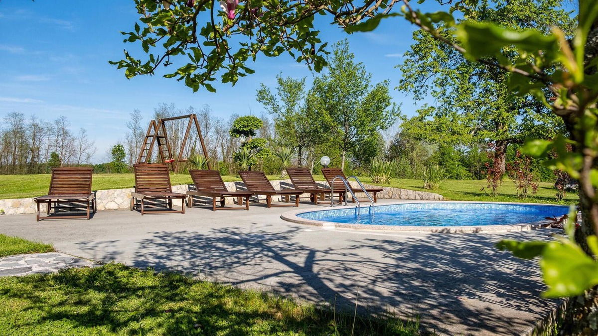 Bosiljevo House | Lovely home in Bosiljevo with kitchen