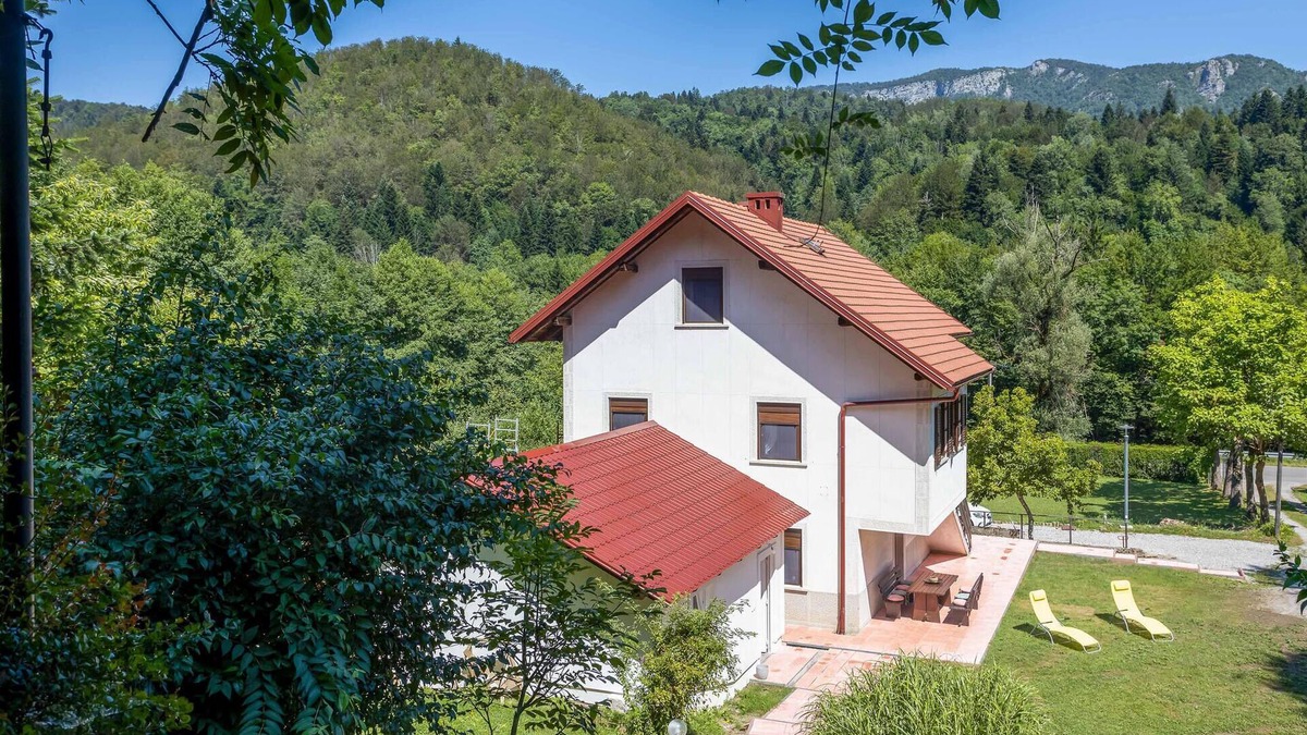 Delnice House | Lovely home in Brod na Kupi with kitchen