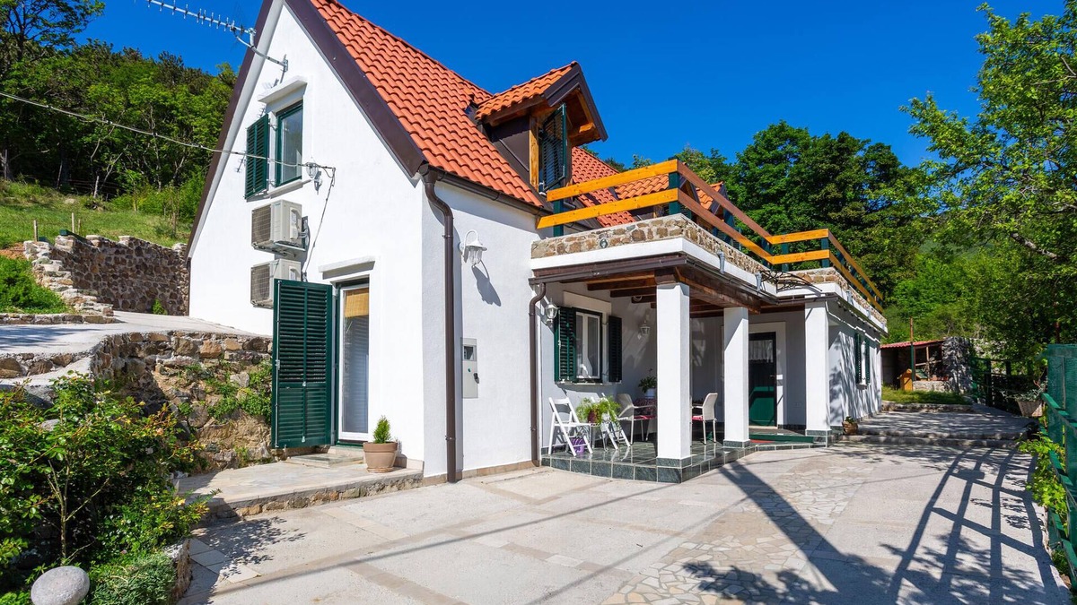 Senj House | Lovely home in Gornji Lopci with WiFi