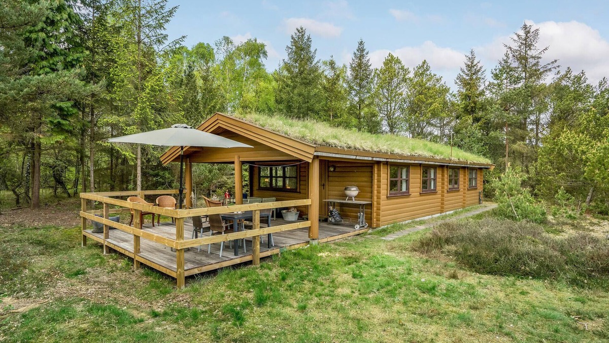 Helberskov Strand House | Lovely home in Hadsund with WiFi