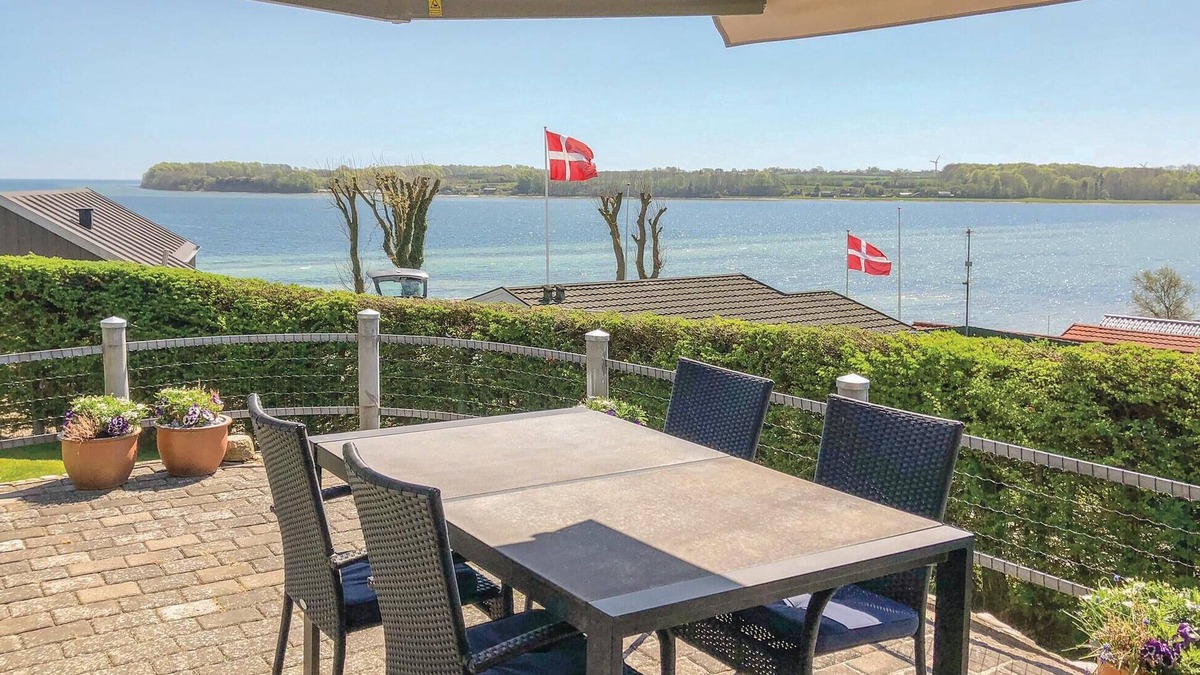 Hejlsminde Strand House | Lovely home in Hejls with WiFi