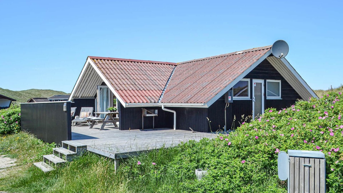 Bjerregard Strand House | Lovely home in Hvide Sande with WiFi