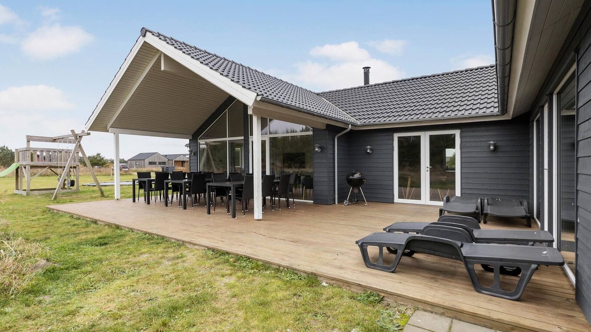 Bratten Strand House | Lovely home in Jerup with sauna