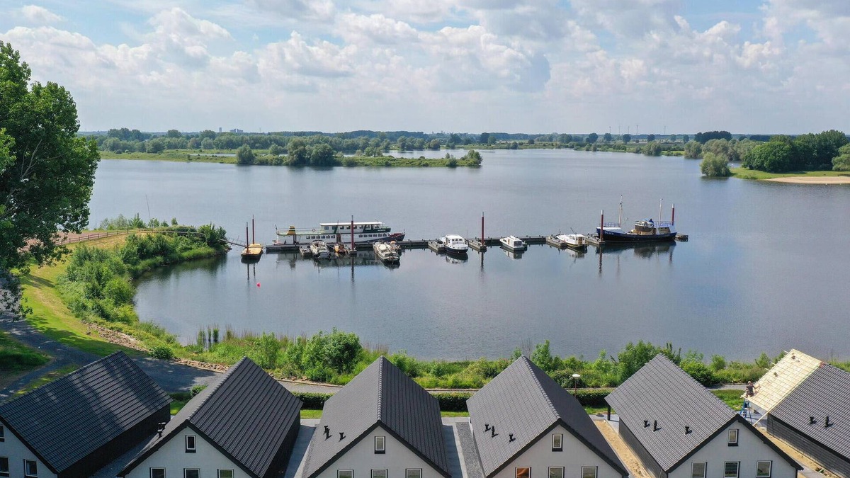 Kerkdriel House | Lovely home in Kerkdriel with lake view