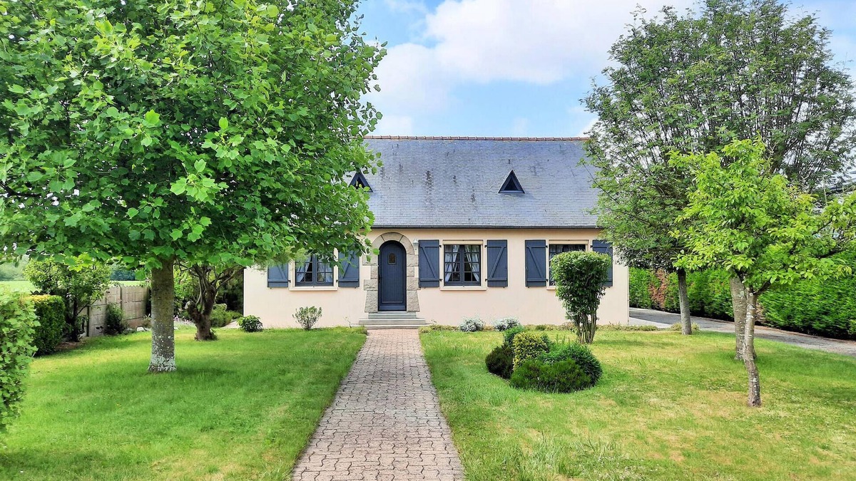 La Fresnais House | Lovely home in La Fresnais with kitchen