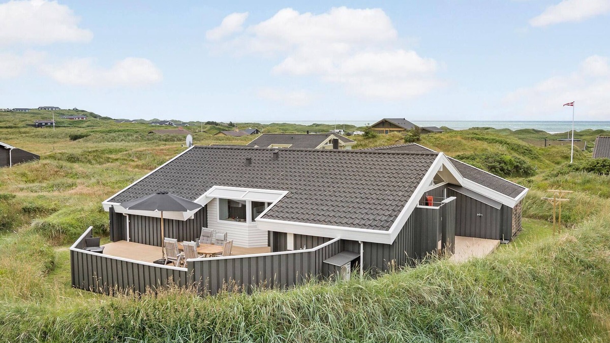 Grønhøj House | Lovely home in Løkken with kitchen