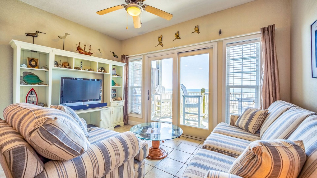 Hatteras Condo | Lovely home in oceanfront location with central AC, access to pool/hot tub