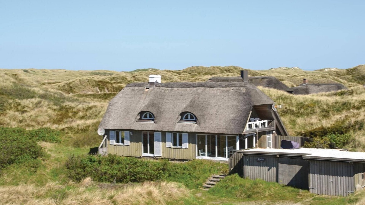 Grærup Strand House | Lovely home in Oksbøl with kitchen